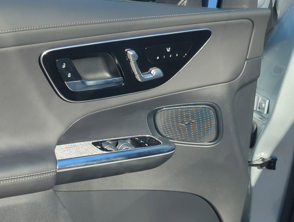 Used 2025 Mercedes-Benz GLC 300 4MATIC image 23