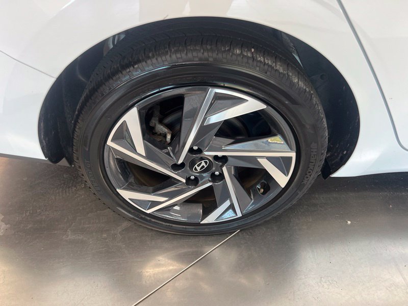 Used 2025 Hyundai Elantra SEL FWD image 9