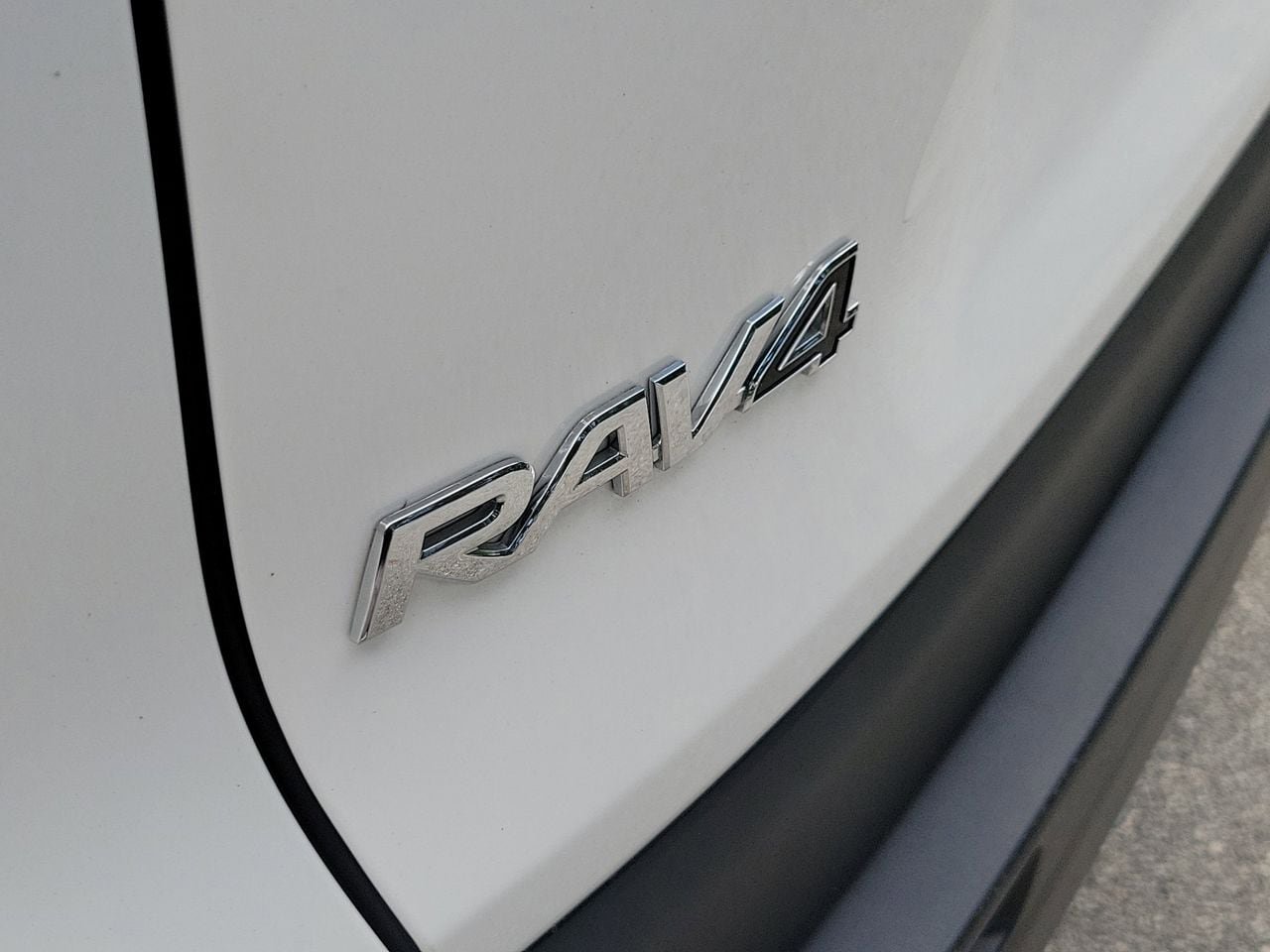 Used 2023 Toyota RAV4 XLE w/ Convenience Package FWD image 6