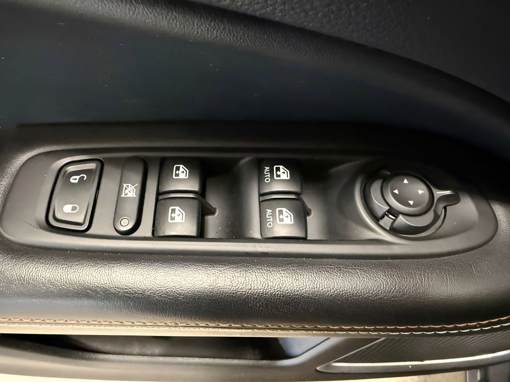 Used 2018 Jeep Compass Latitude w/ Safe & Security Group AWD/4WD image 28