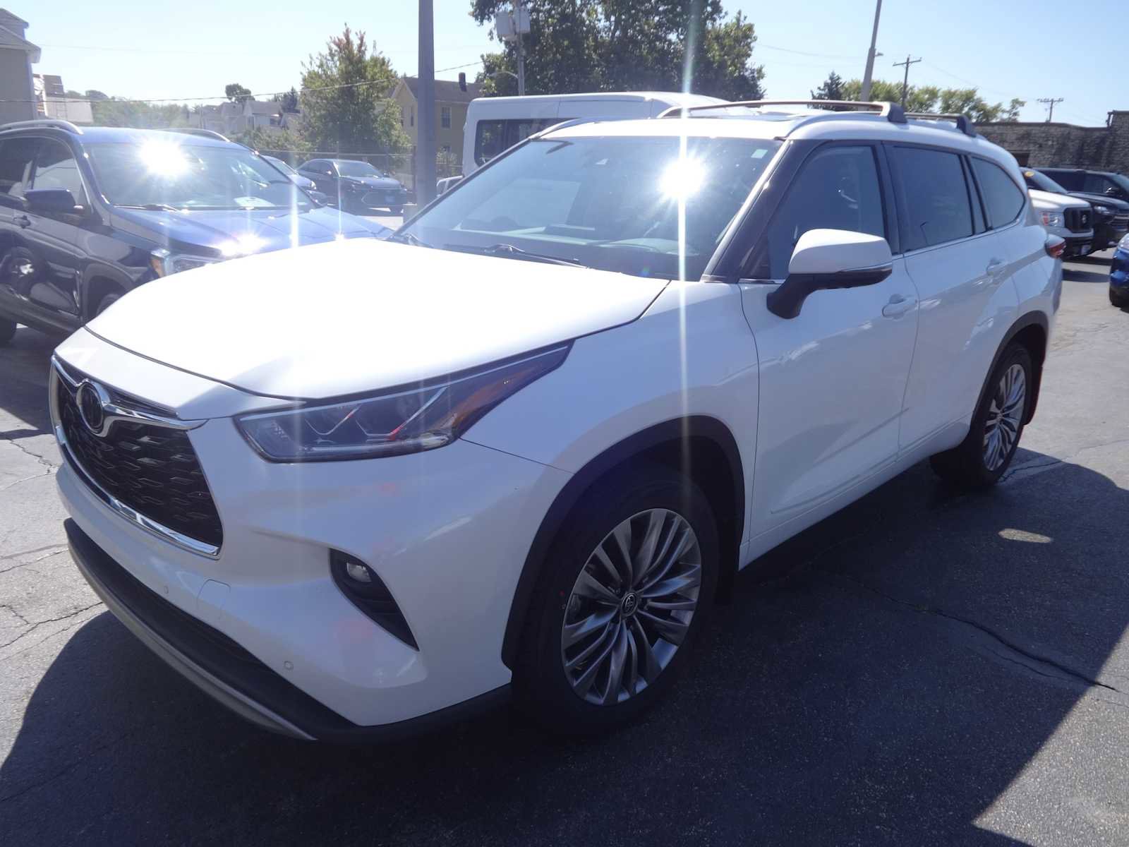 Used 2021 Toyota Highlander Platinum image 2
