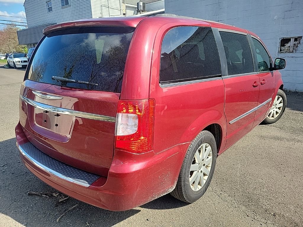 Used 2013 Chrysler Town & Country Touring image 6