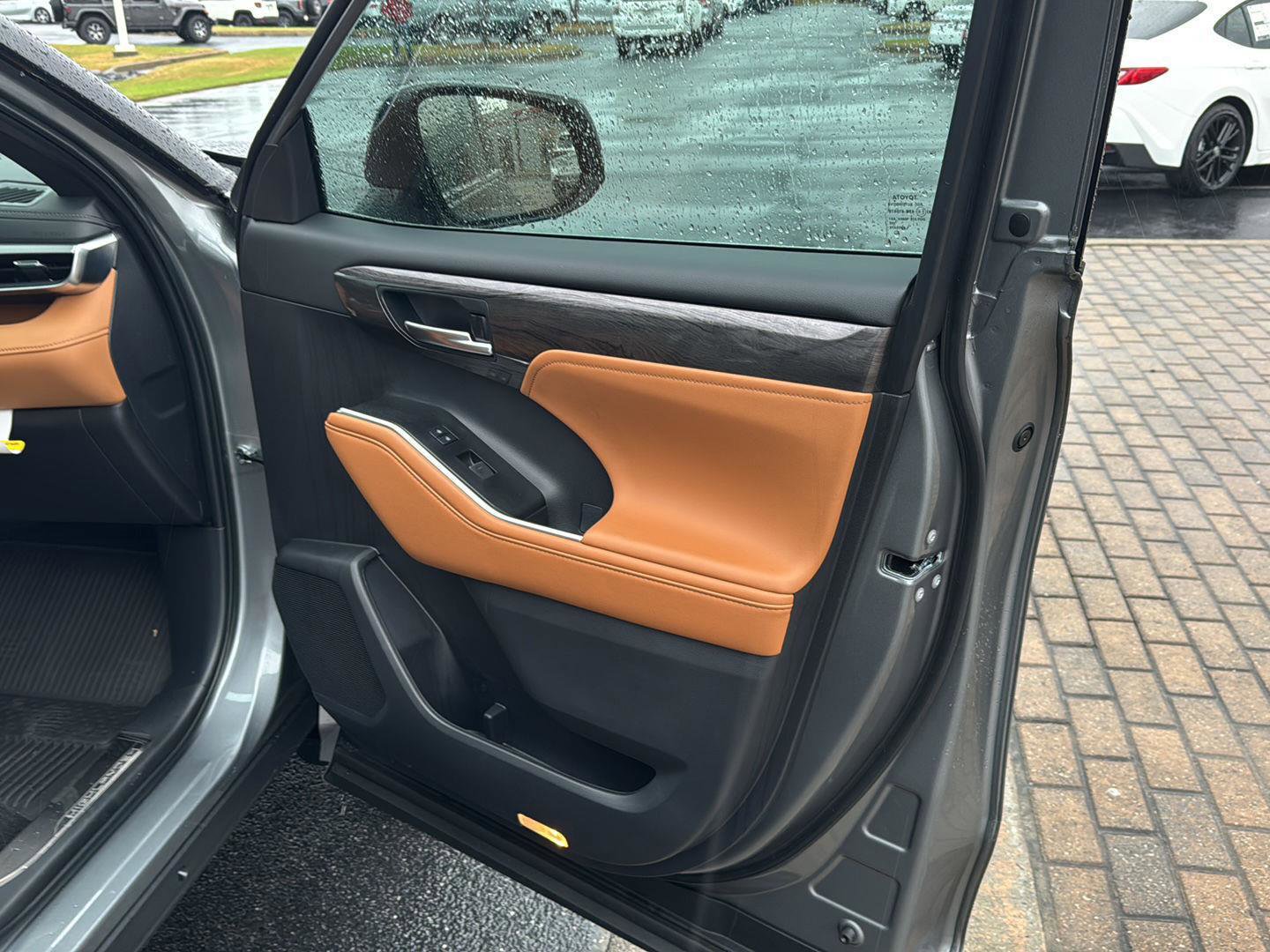 New 2026 Toyota Highlander Platinum image 12