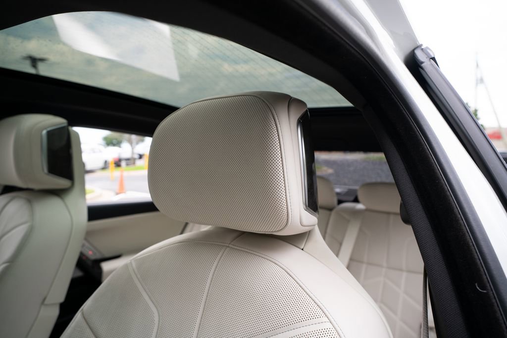 Used 2023 BMW 760i xDrive AWD/4WD image 34