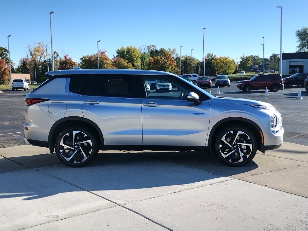 New 2025 Mitsubishi Outlander SE image 14