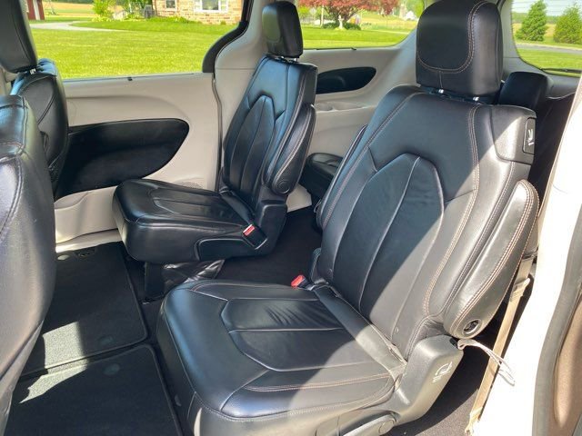 Used 2017 Chrysler Pacifica Touring-L FWD image 18