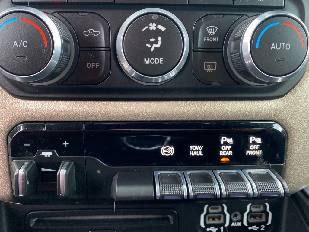 Used 2019 RAM 2500 Laramie w/ Black Appearance Package image 14