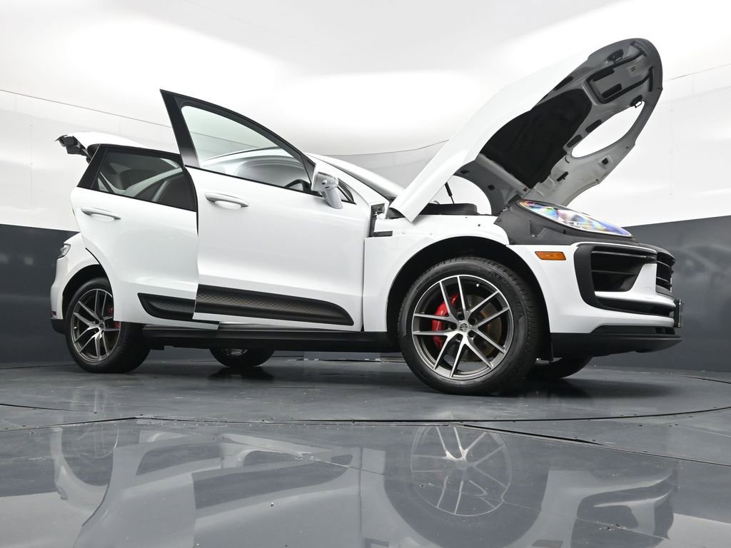 Certified 2023 Porsche Macan S AWD/4WD image 32