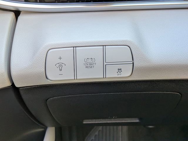 Used 2025 Hyundai Elantra Limited image 18