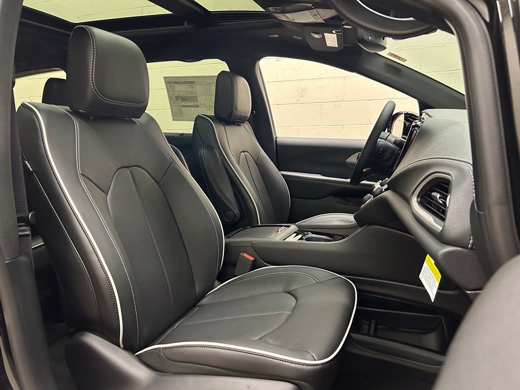 New 2027 Chrysler Pacifica Limited FWD image 14