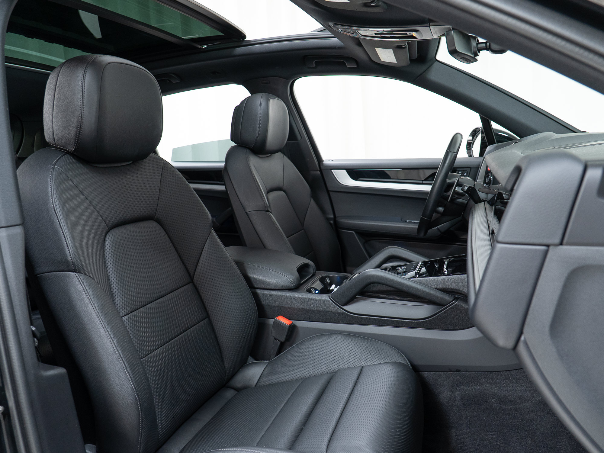 Used 2025 Porsche Cayenne AWD/4WD image 25