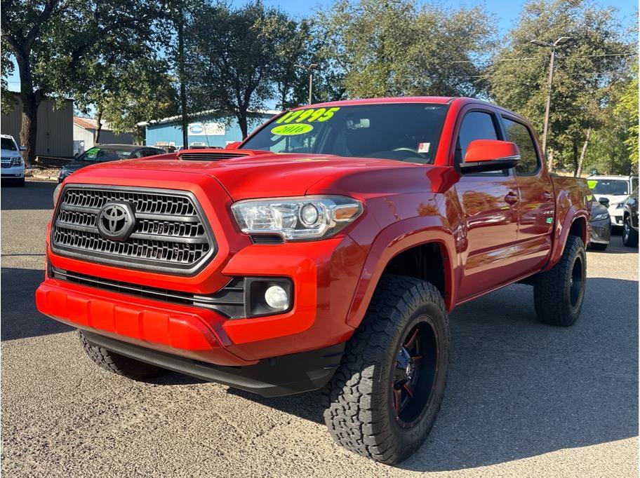 Used 2016 Toyota Tacoma TRD Sport w/ Towing Package RWD image 3
