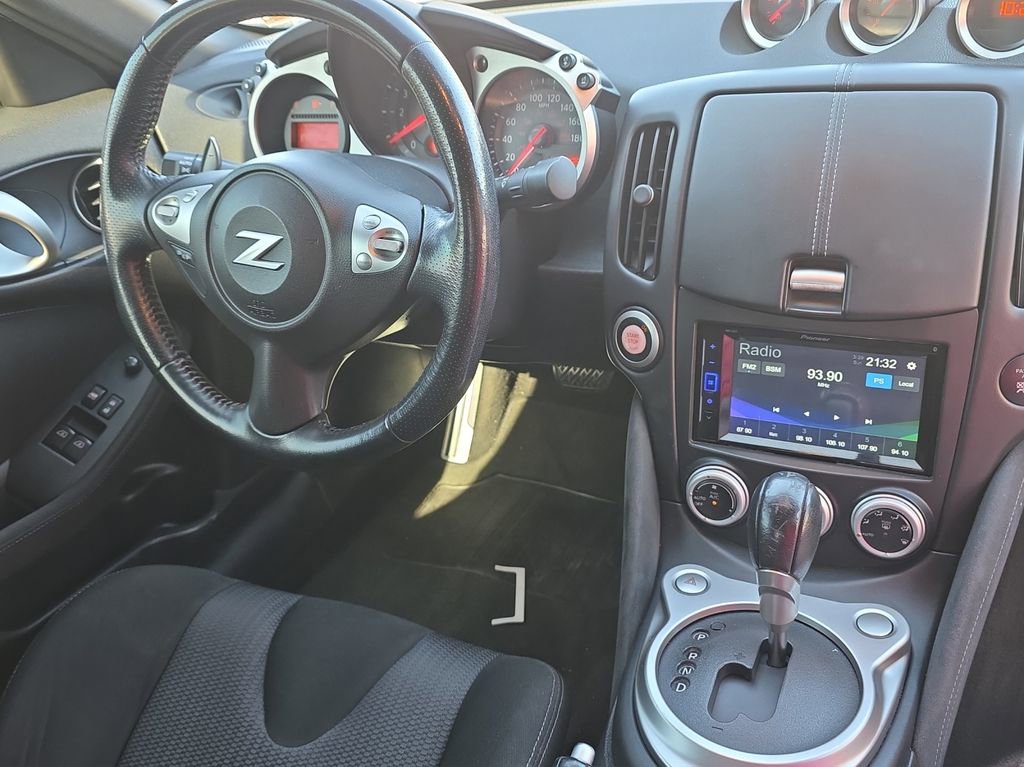 Used 2013 Nissan 370Z Roadster image 11