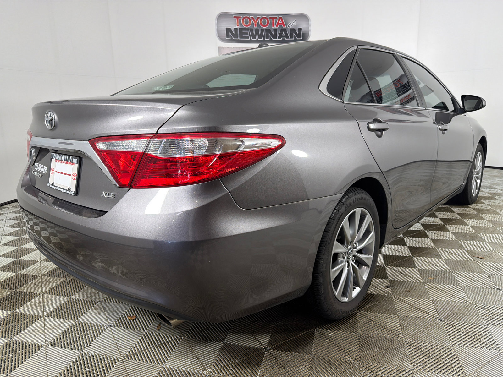 Used 2017 Toyota Camry XLE FWD image 3