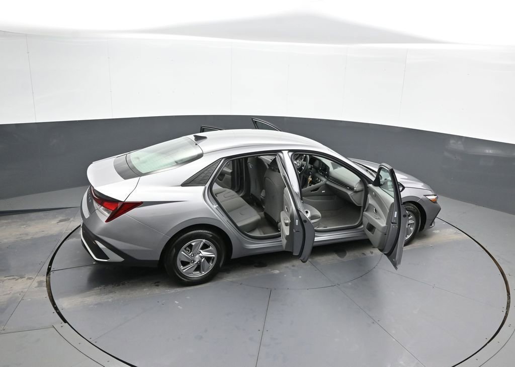 Certified 2025 Hyundai Elantra SE image 44