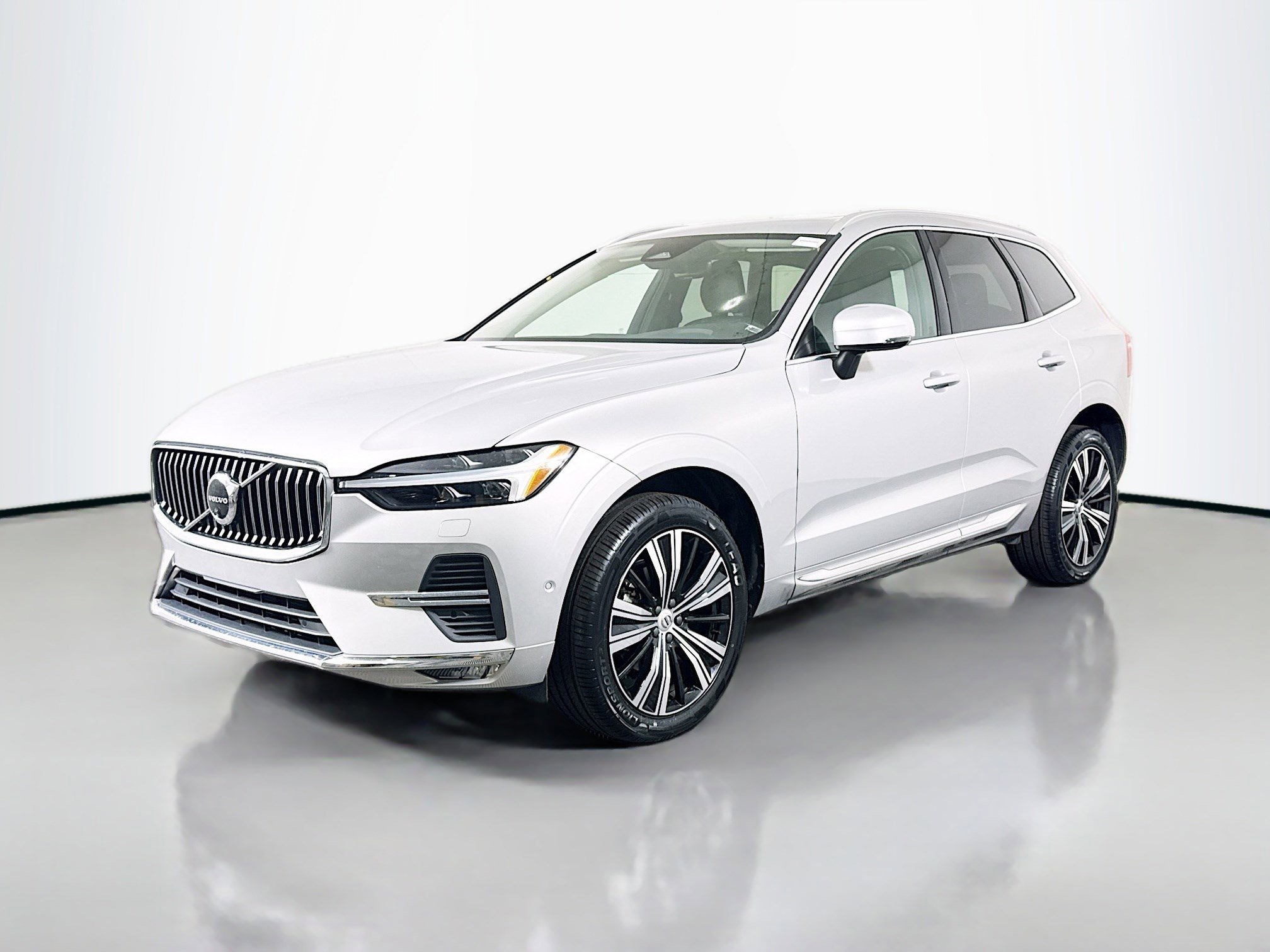 Used 2023 Volvo XC60 B5 Plus w/ Protection Package Premier image 4