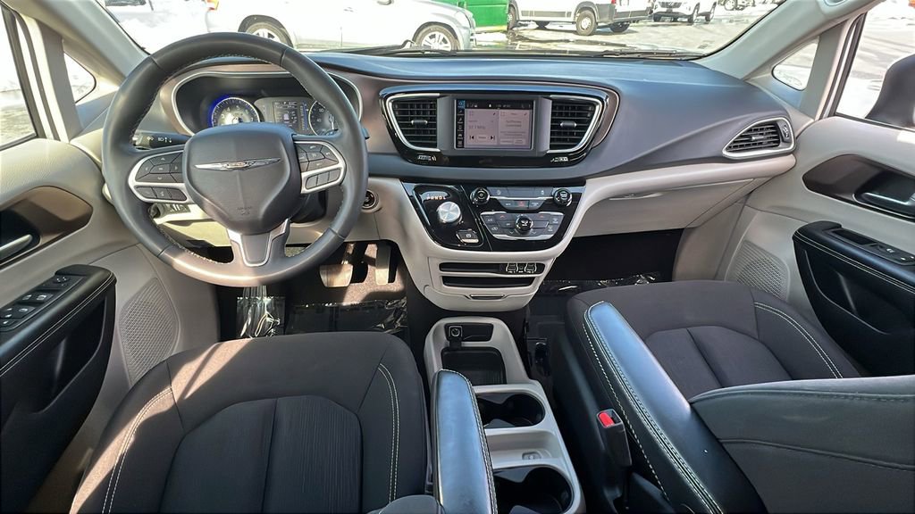 Used 2023 Chrysler Voyager LX image 18