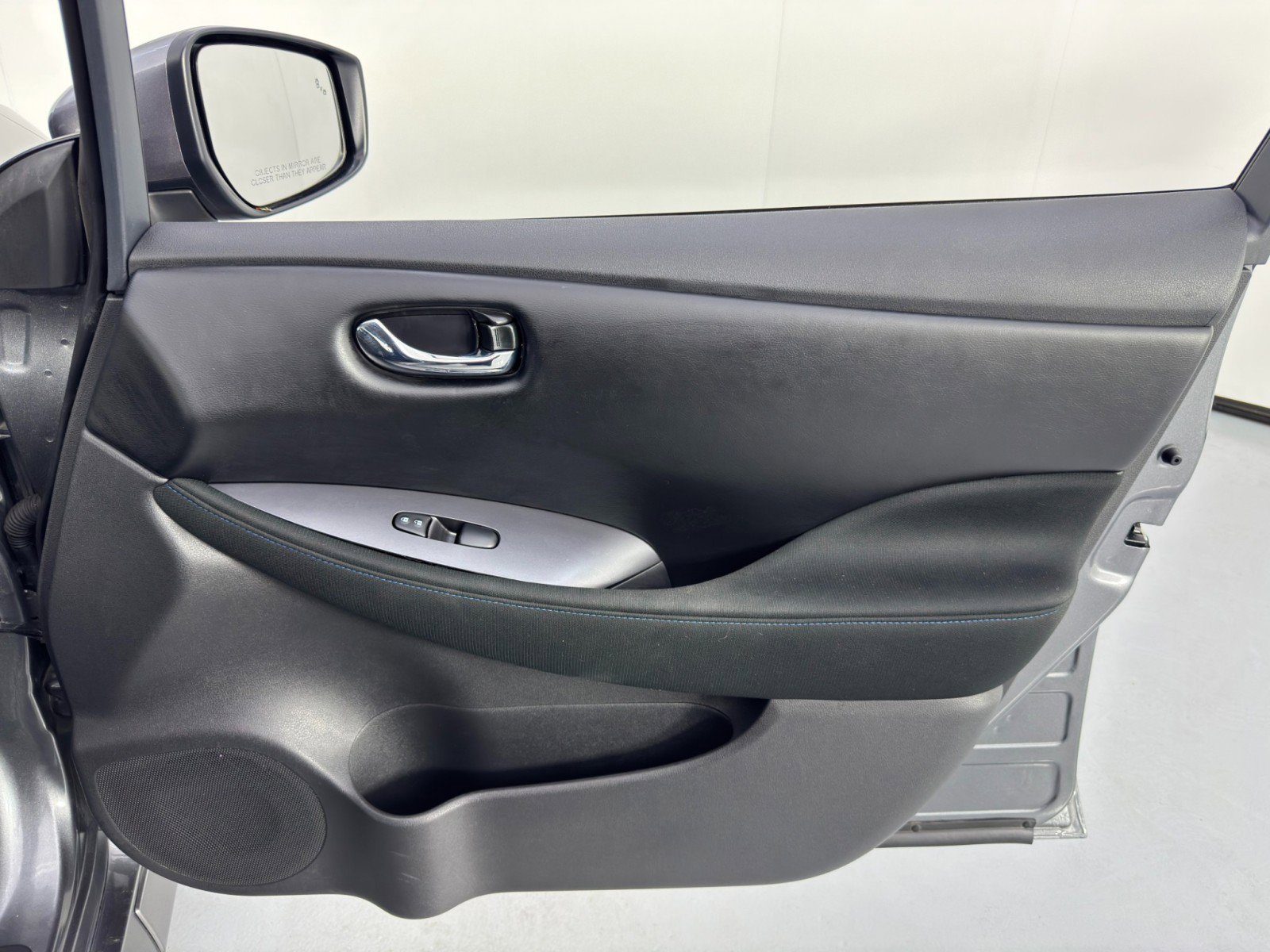 Used 2025 Nissan Leaf S image 36