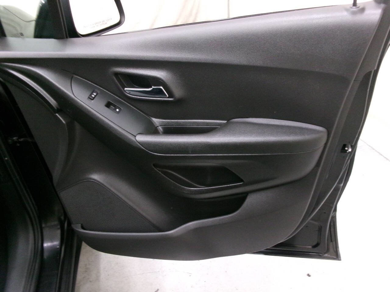 Used 2018 Chevrolet Trax LS image 25