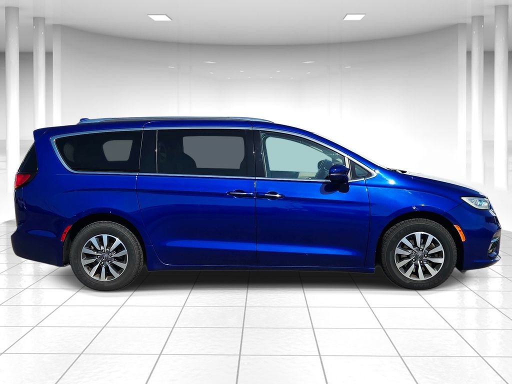 Used 2021 Chrysler Pacifica Touring-L FWD image 2
