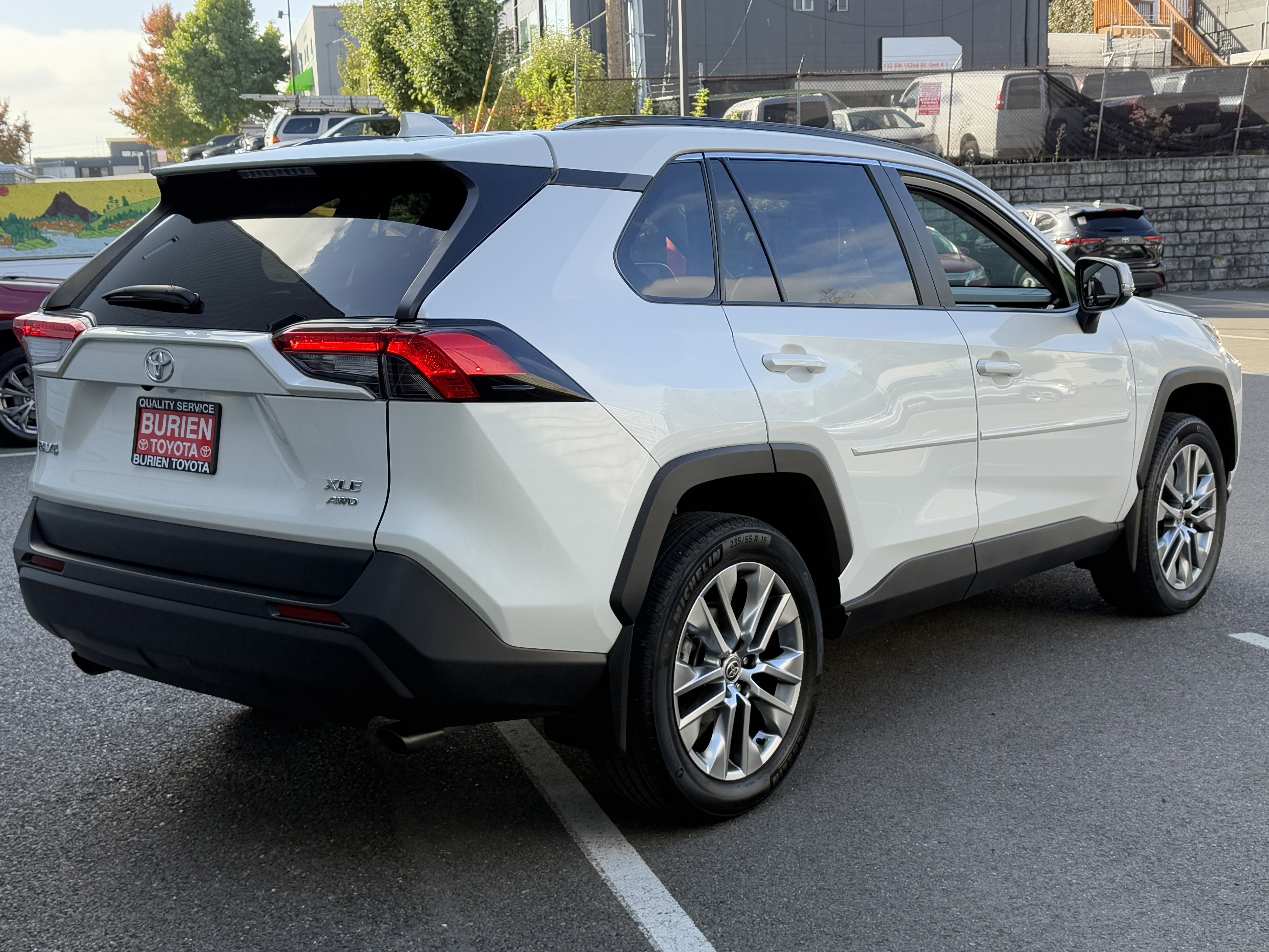 Used 2022 Toyota RAV4 XLE Premium image 6