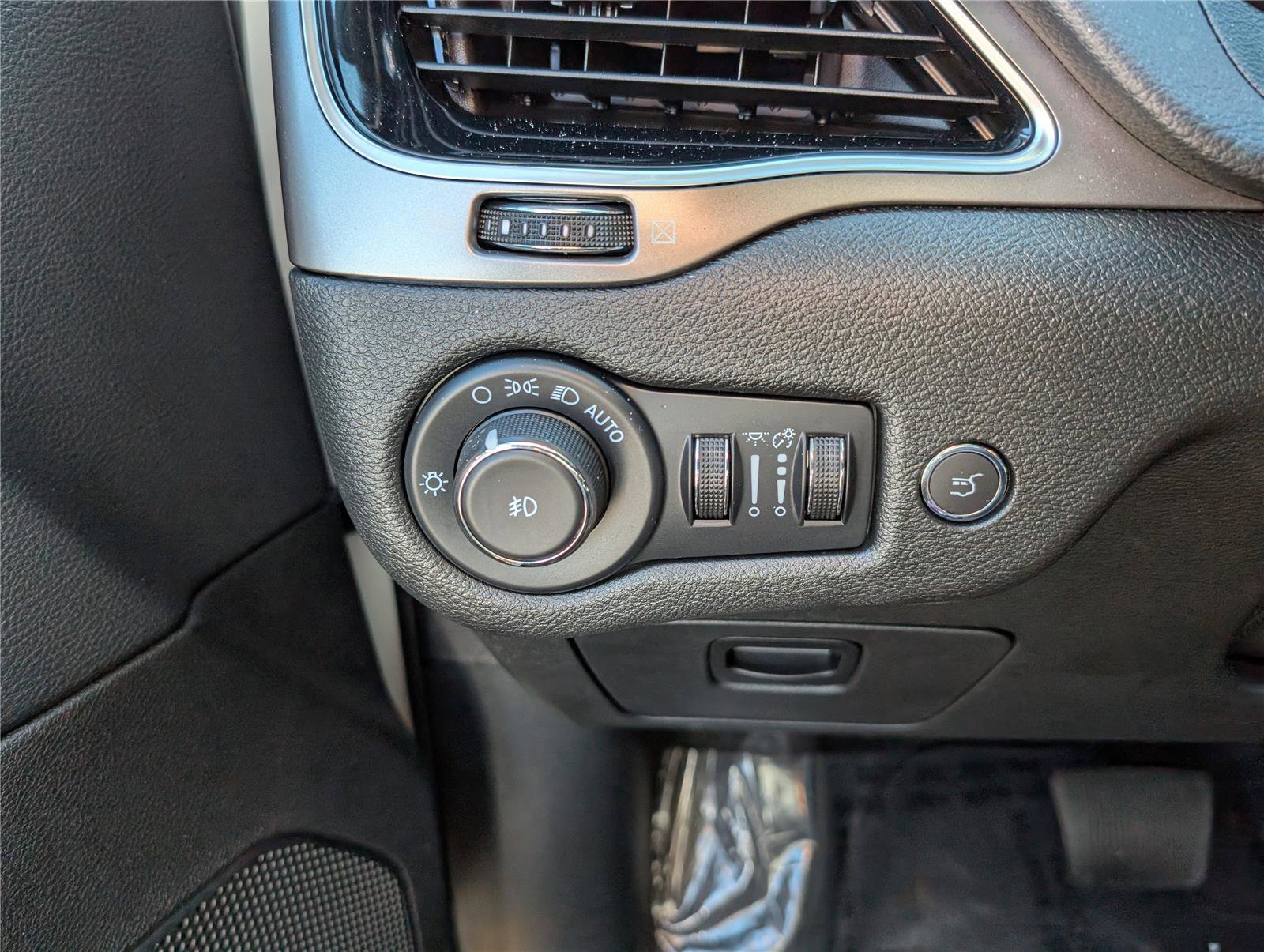 Used 2022 Jeep Cherokee Limited image 17