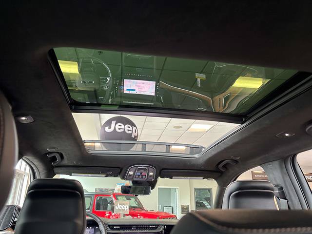 New 2026 Jeep Grand Cherokee Summit w/ Obsidian Package AWD/4WD image 4