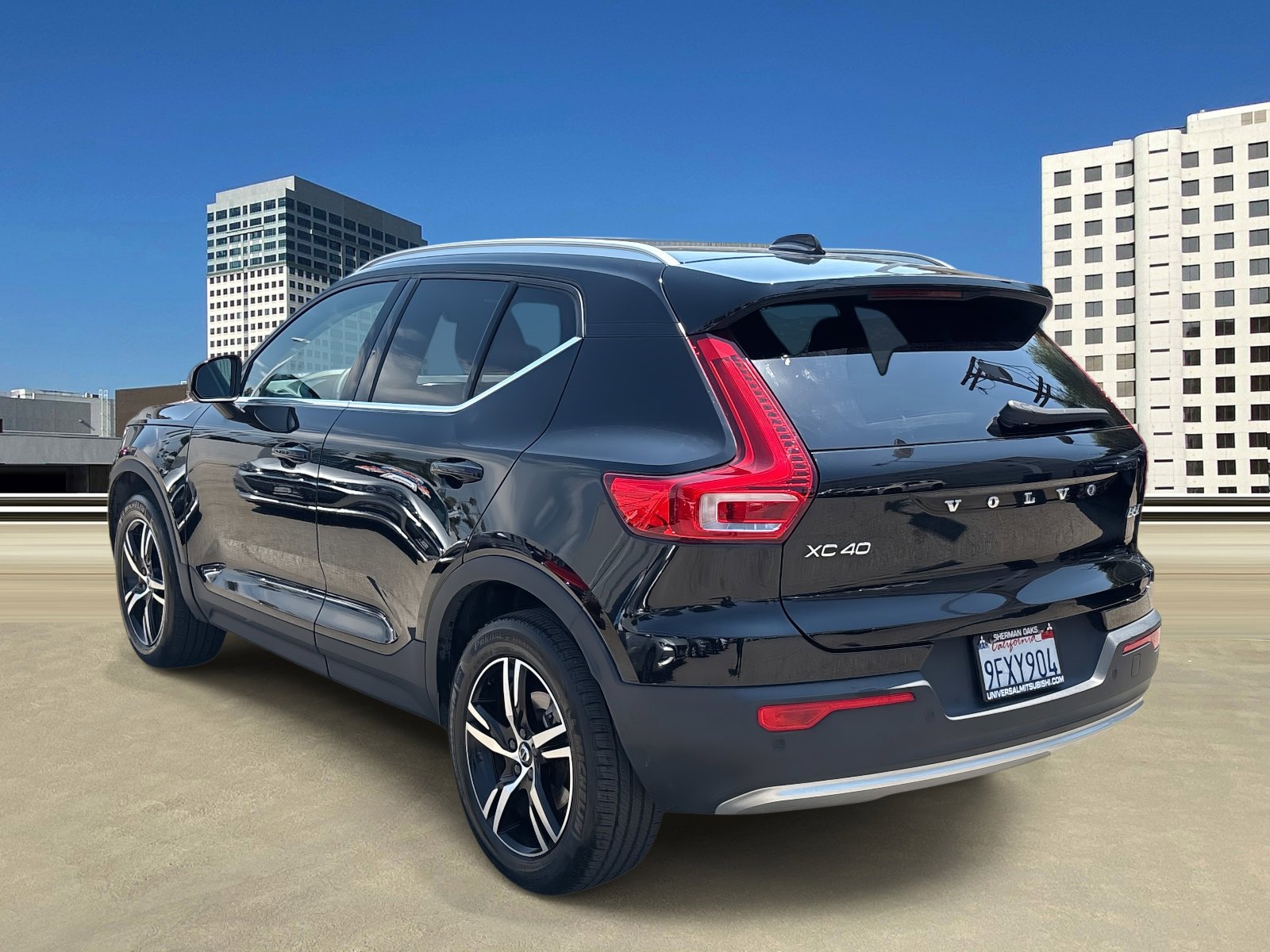 Used 2023 Volvo XC40 B5 Plus image 4