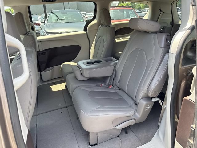 Used 2017 Chrysler Pacifica Touring FWD image 16
