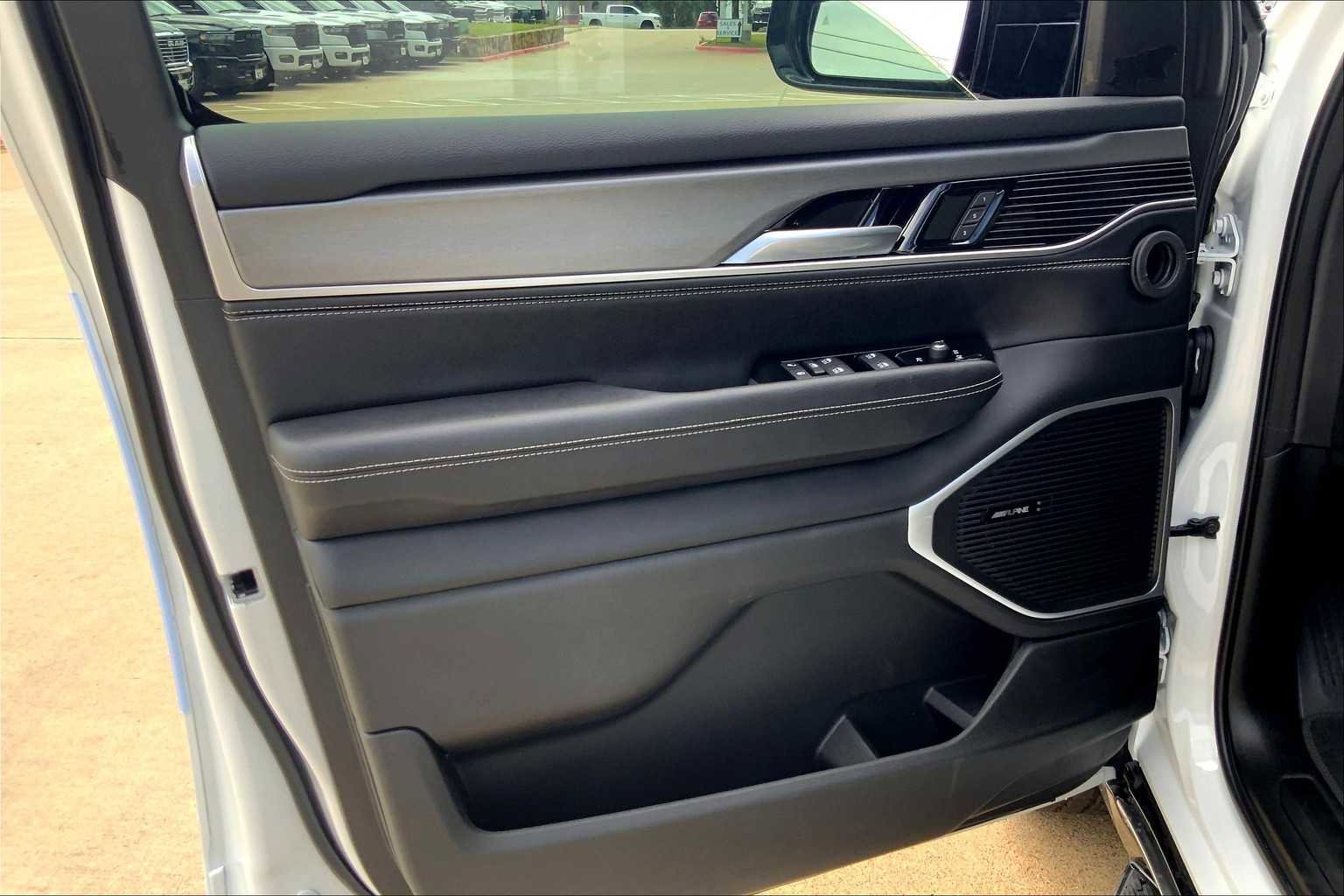 New 2025 Jeep Wagoneer w/ Convenience Group I image 10