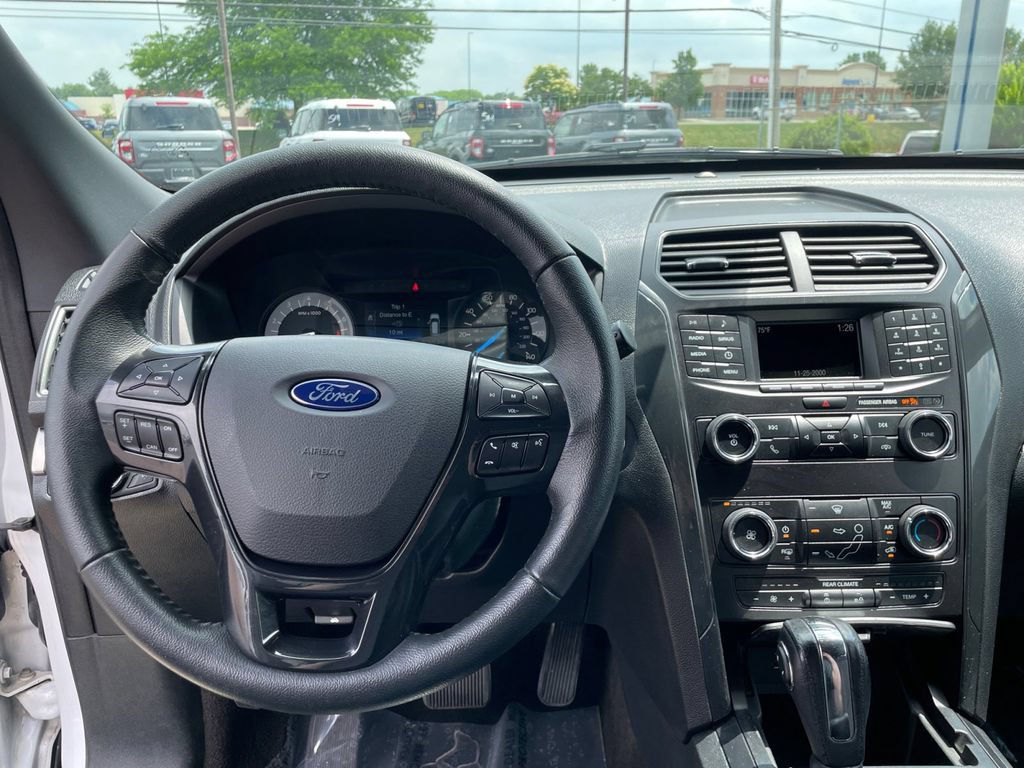 Used 2018 Ford Explorer XLT AWD/4WD image 17