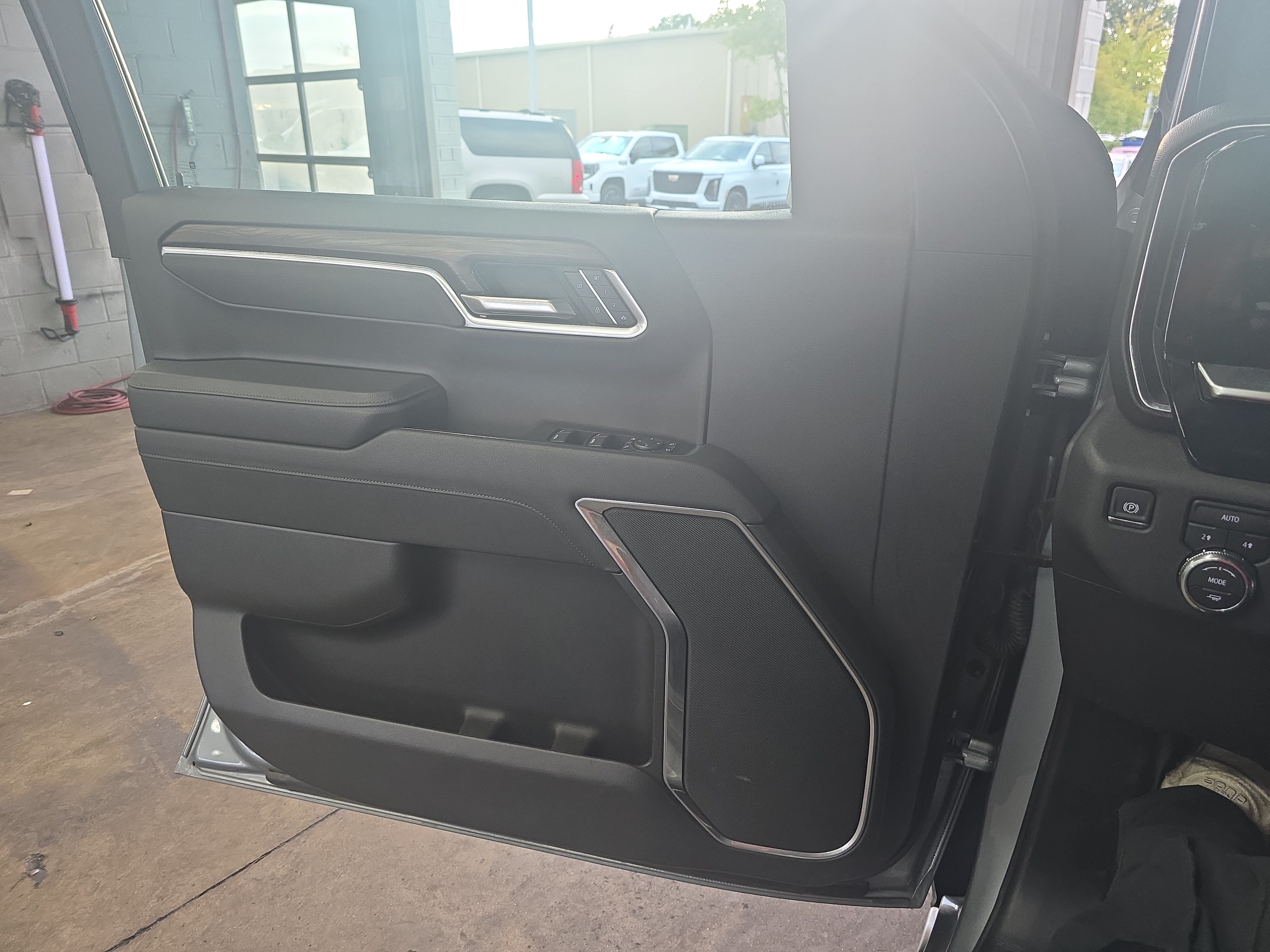 Used 2025 GMC Sierra 1500 SLT AWD/4WD image 27