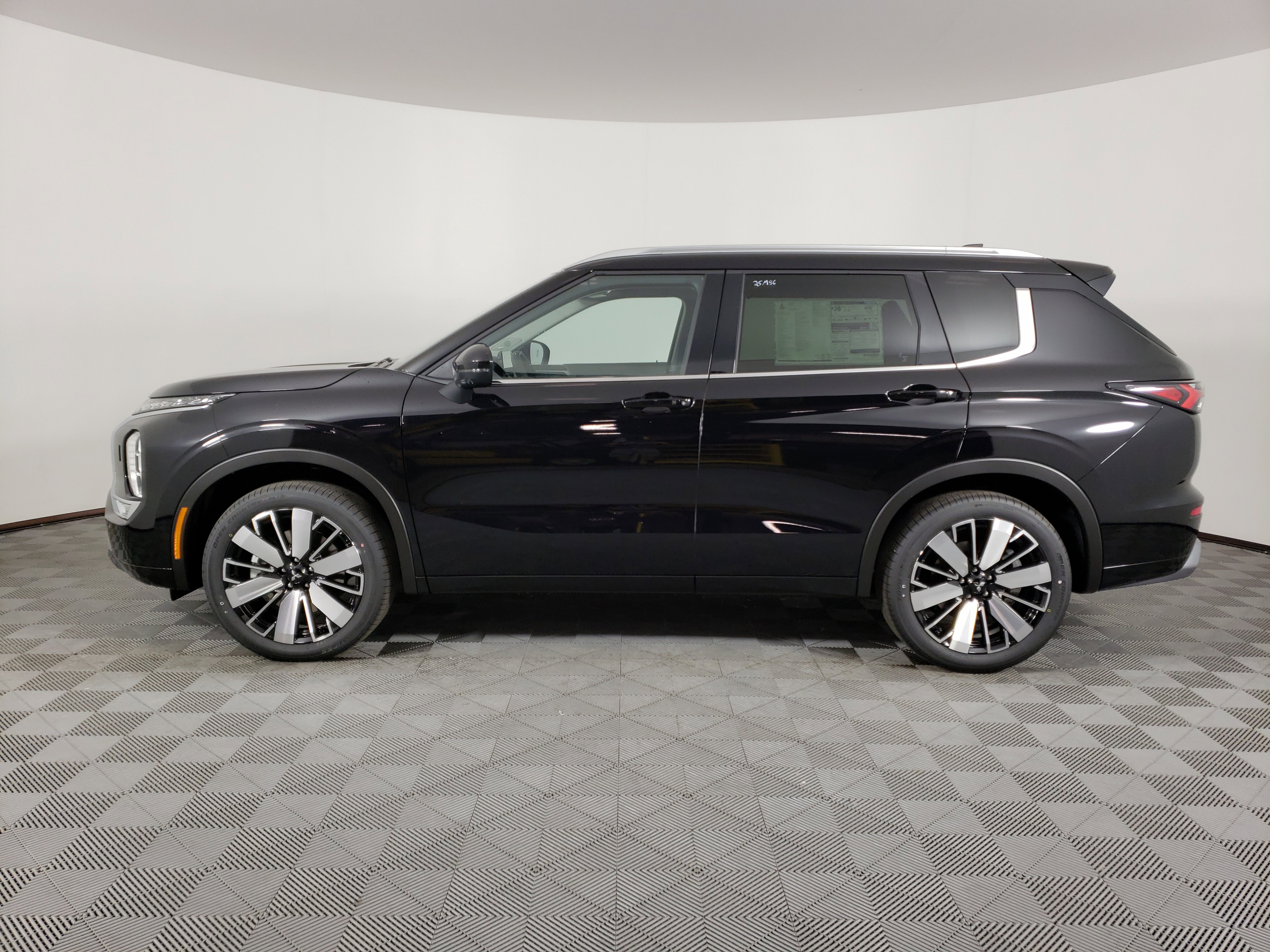 New 2025 Mitsubishi Outlander SEL image 3