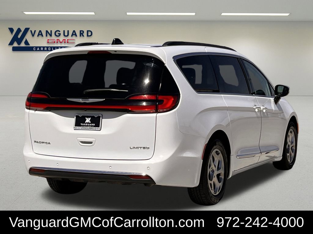 Used 2023 Chrysler Pacifica Limited image 3