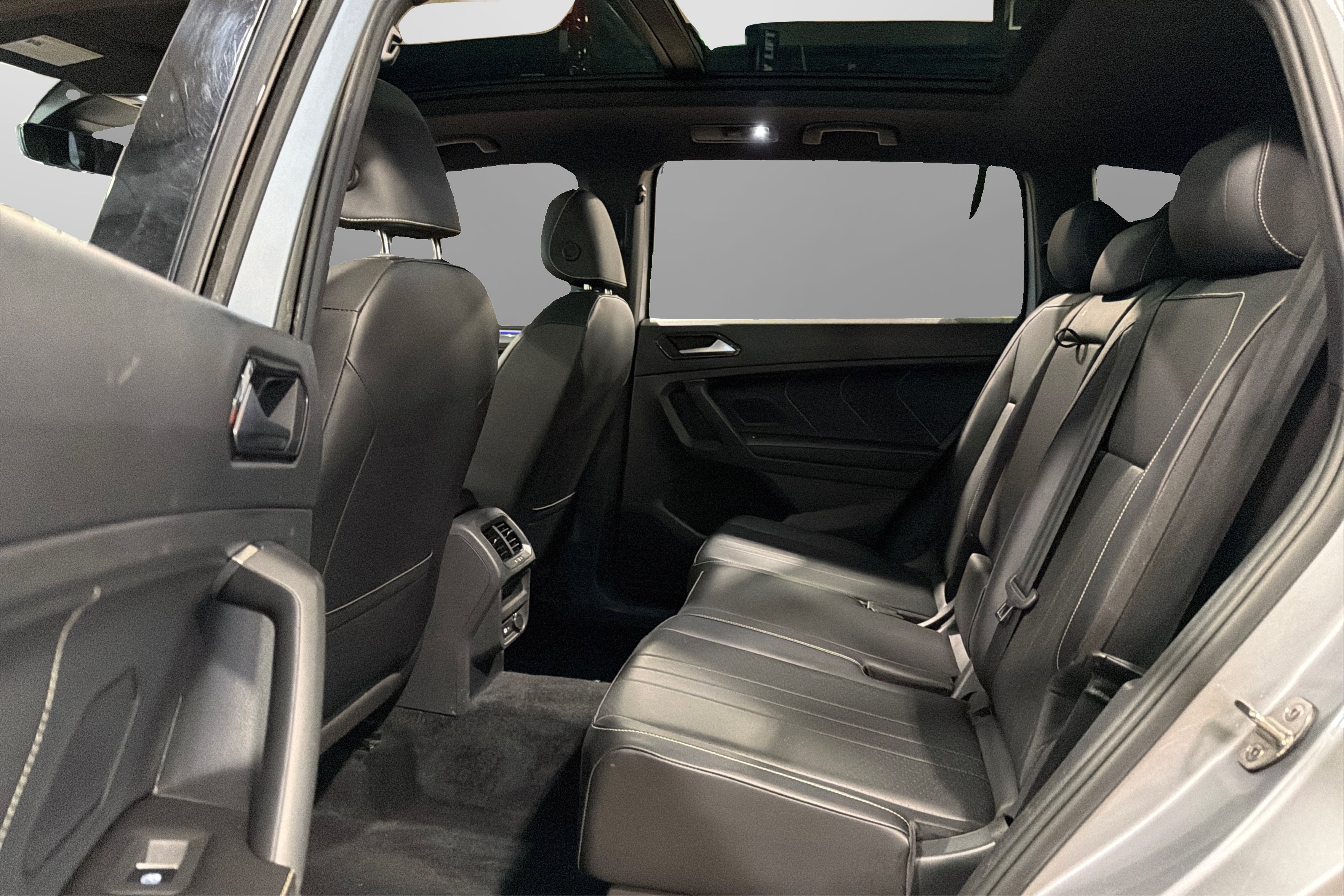 Used 2022 Volkswagen Tiguan SE R-Line AWD/4WD image 37