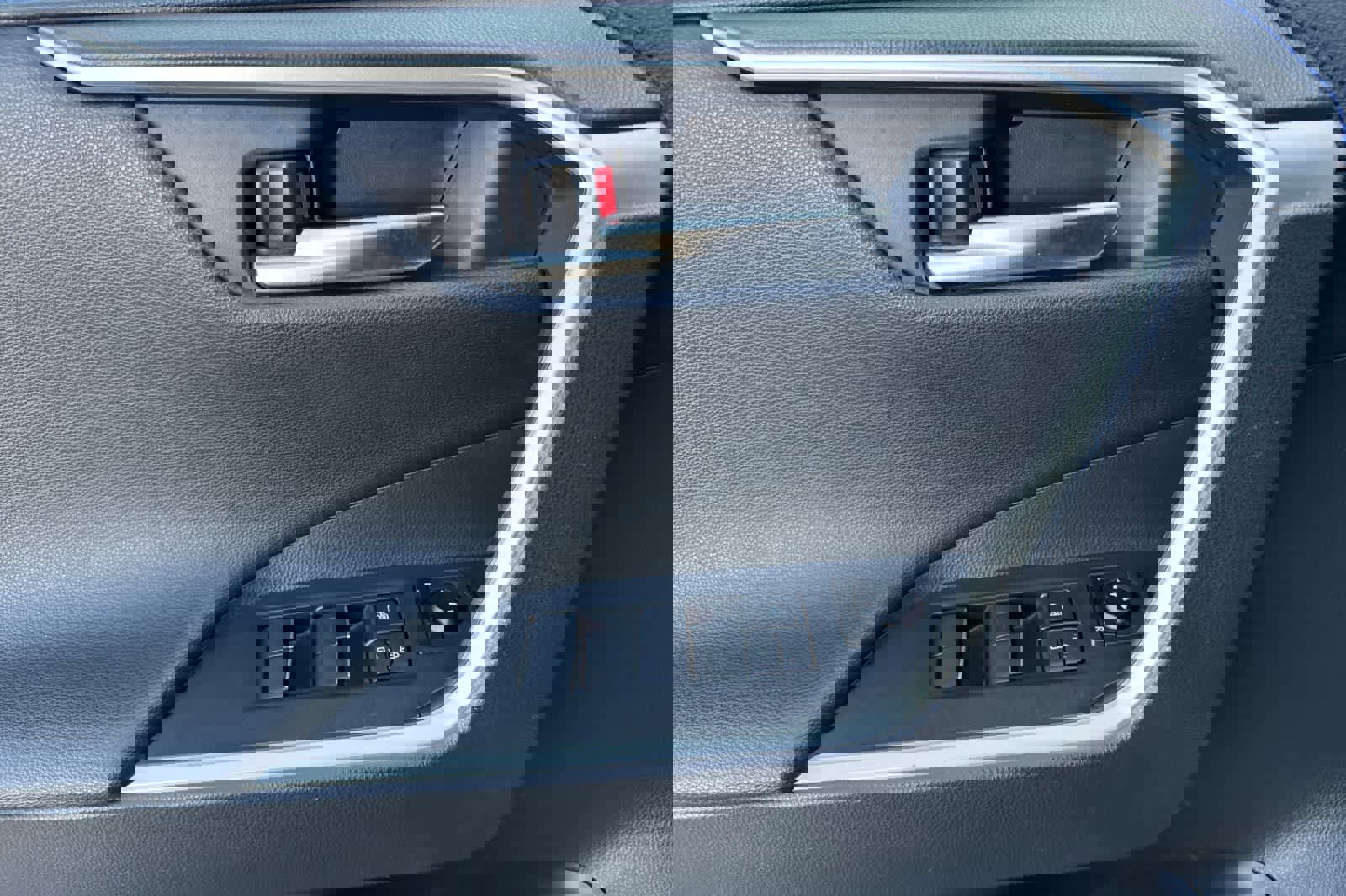 Used 2020 Toyota RAV4 XSE image 12