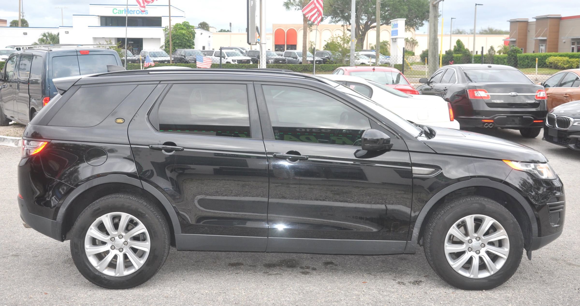 Used 2017 Land Rover Discovery Sport SE AWD/4WD image 31