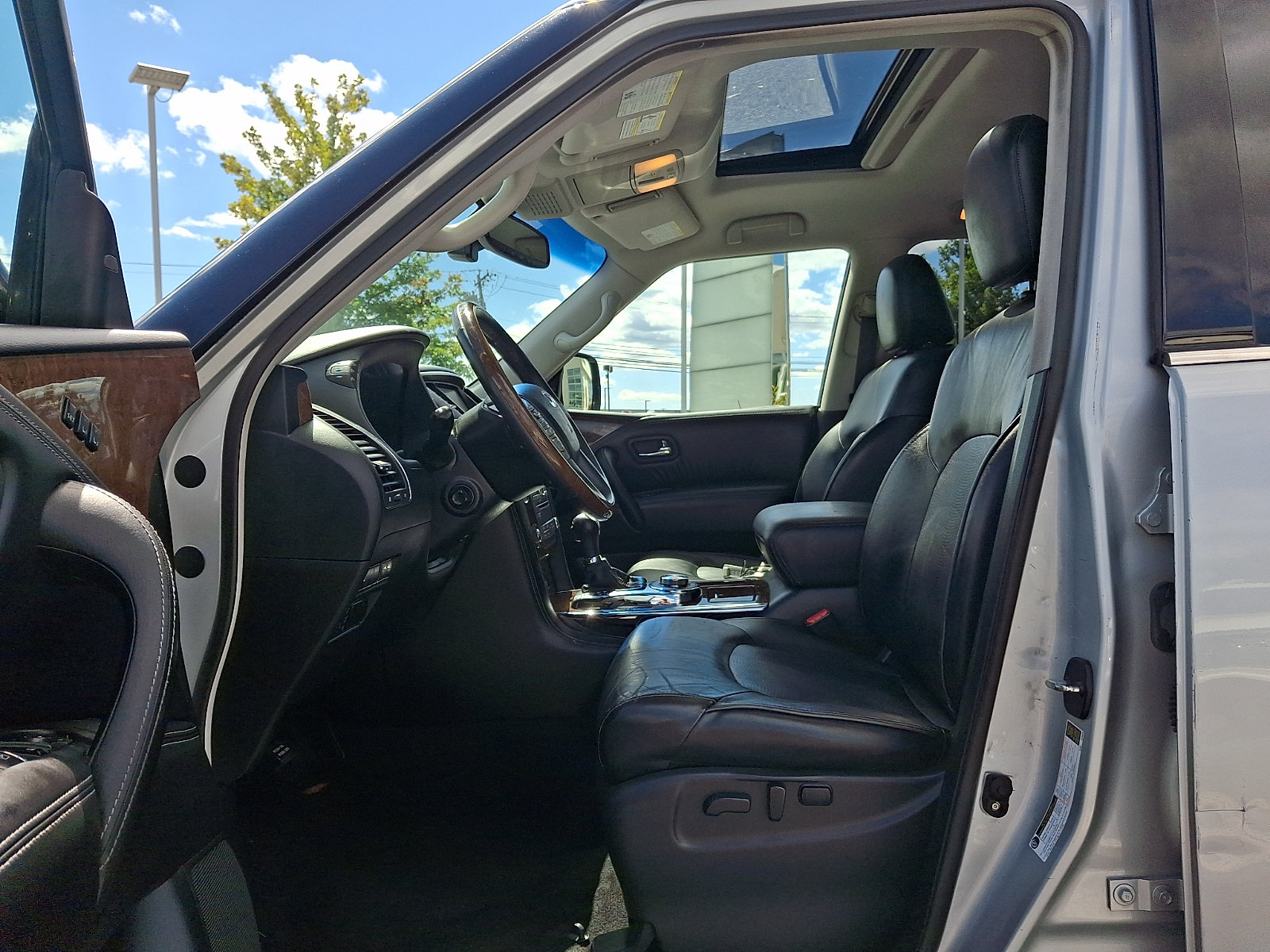 Used 2017 INFINITI QX80 4WD w/ Driver Assistance Package image 16
