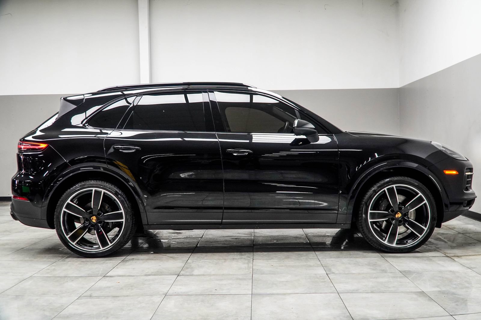 Used 2023 Porsche Cayenne Platinum Edition image 7