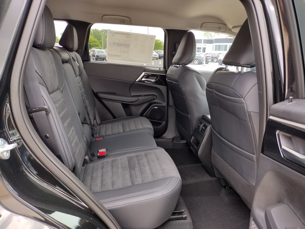New 2025 Mitsubishi Outlander SE image 10