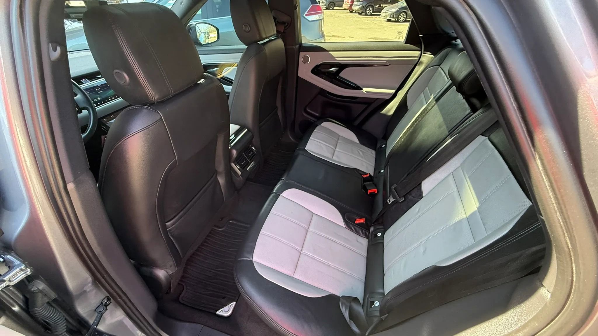 Used 2020 Land Rover Range Rover Evoque R-Dynamic SE image 28