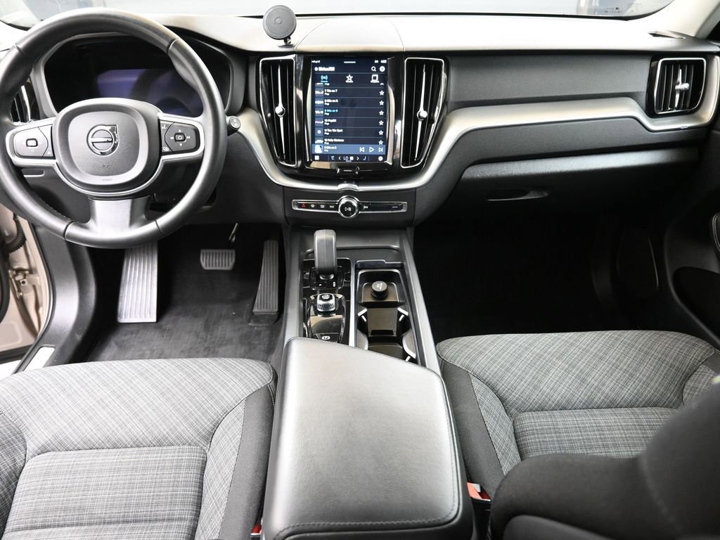 Certified 2023 Volvo XC60 B5 Core image 18