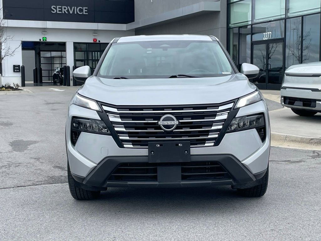 Used 2024 Nissan Rogue SV image 2