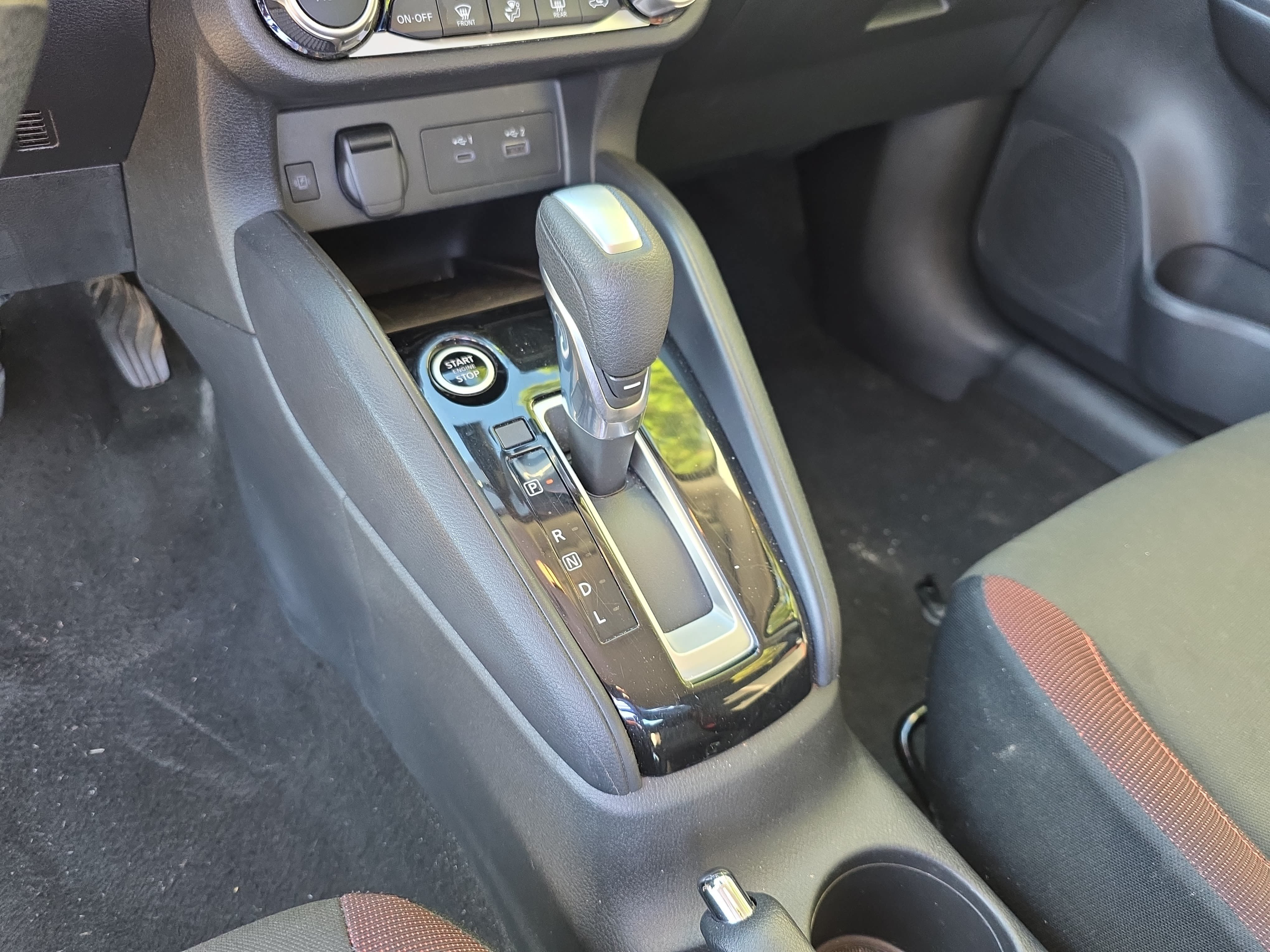 Used 2024 Nissan Versa SR FWD image 8