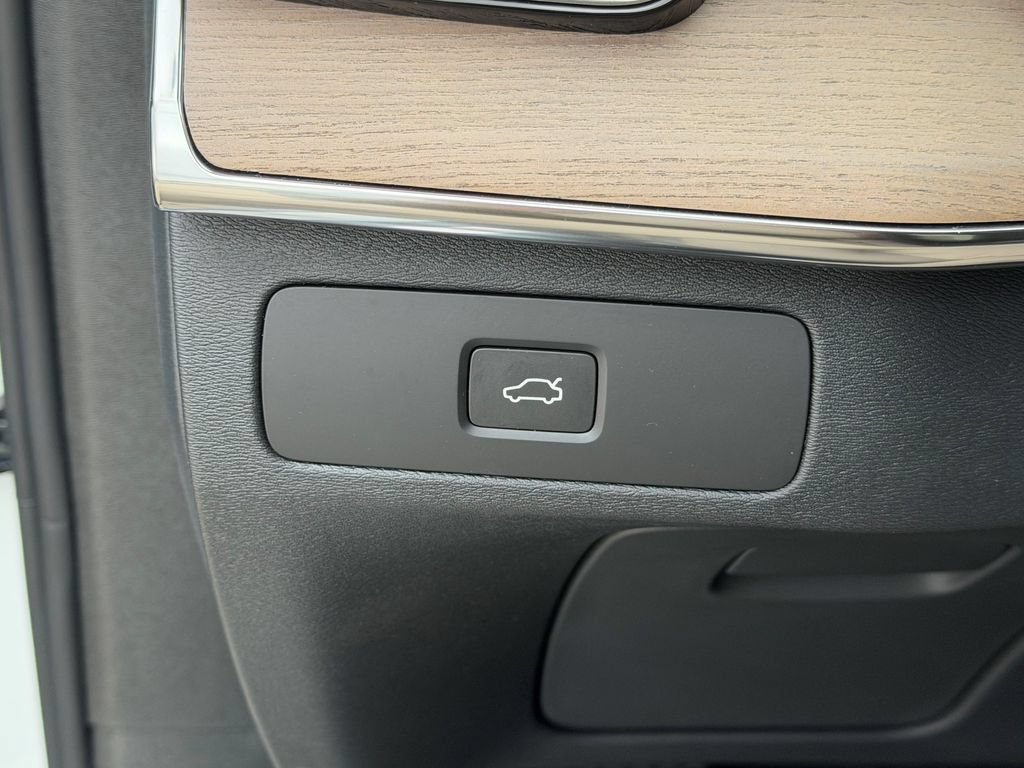 New 2026 Volvo XC90 B6 Plus w/ Protection Package Premier AWD/4WD image 32