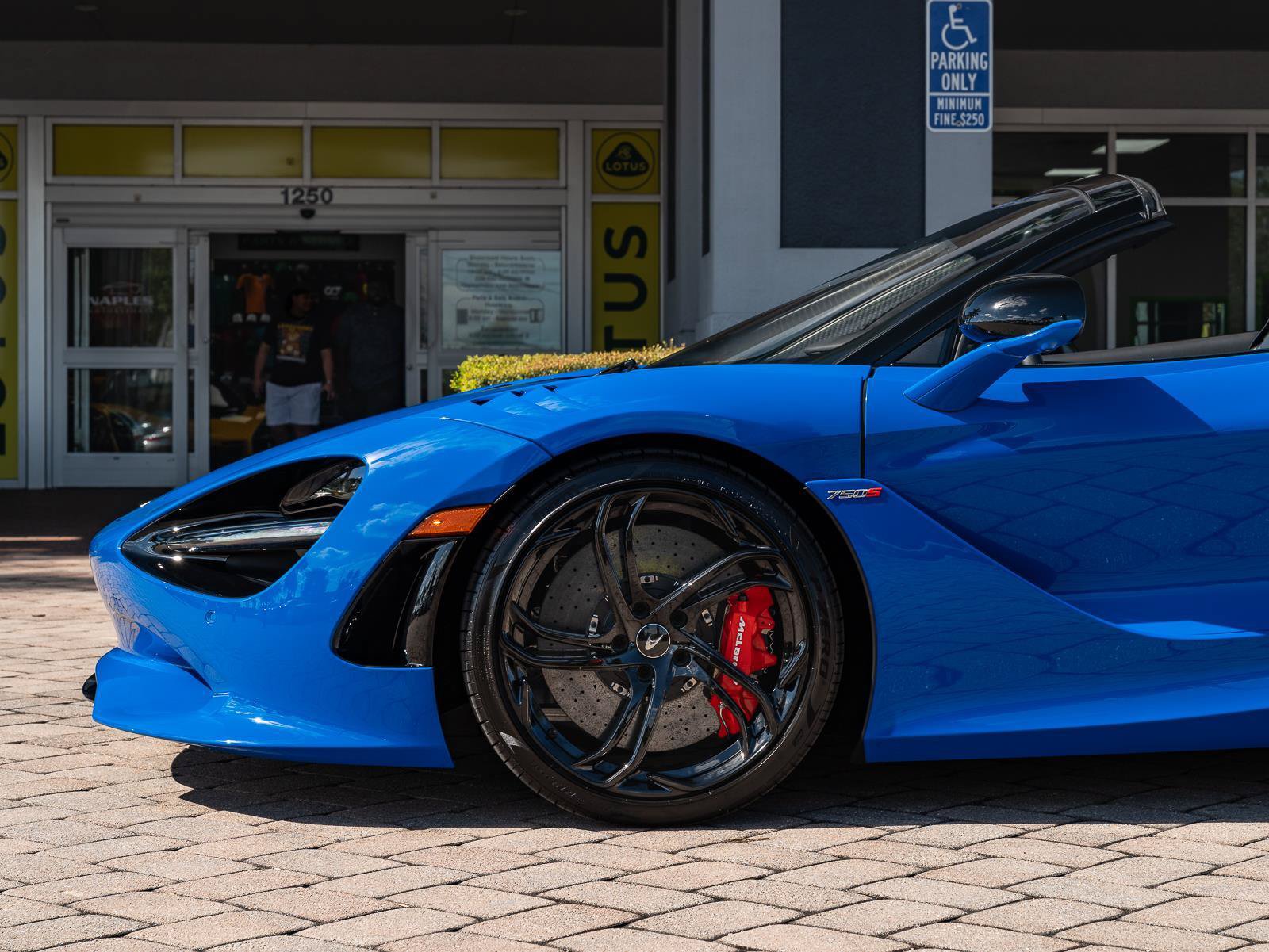 Used 2024 McLaren 750S Spider RWD image 27