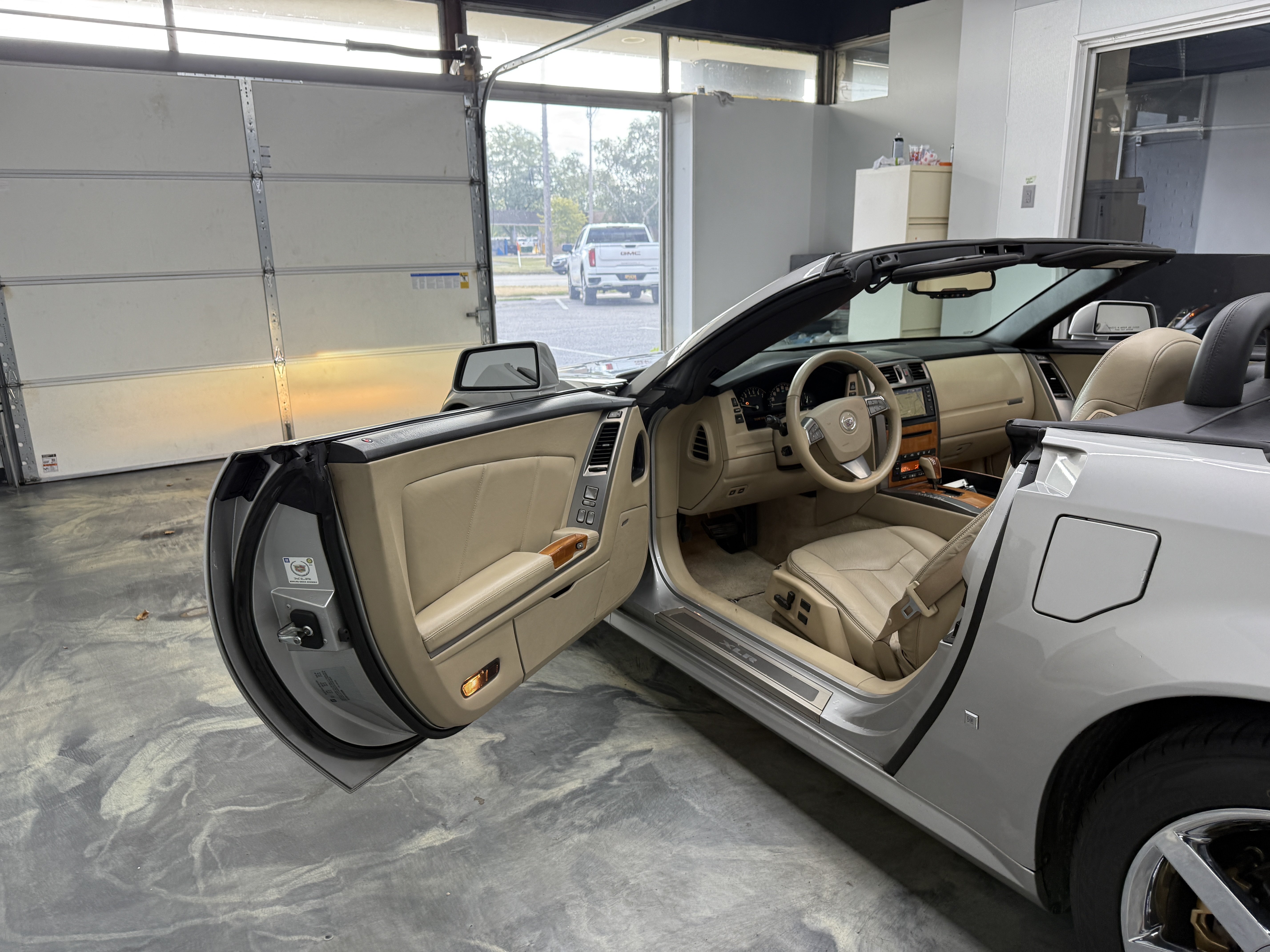 Used 2008 Cadillac XLR RWD image 8