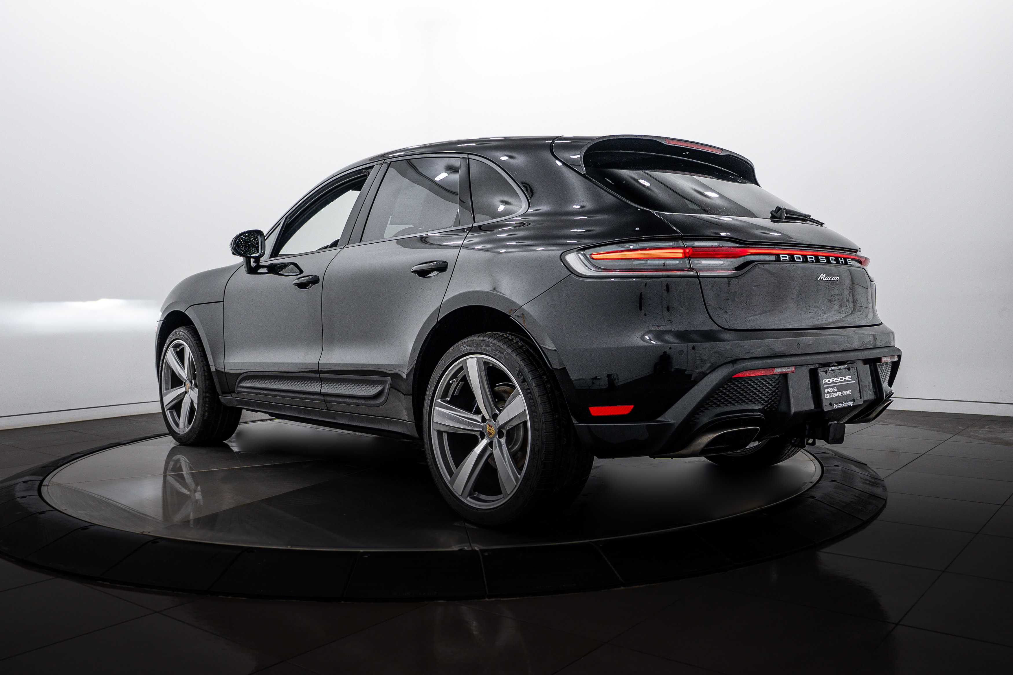 Certified 2026 Porsche Macan AWD/4WD image 3