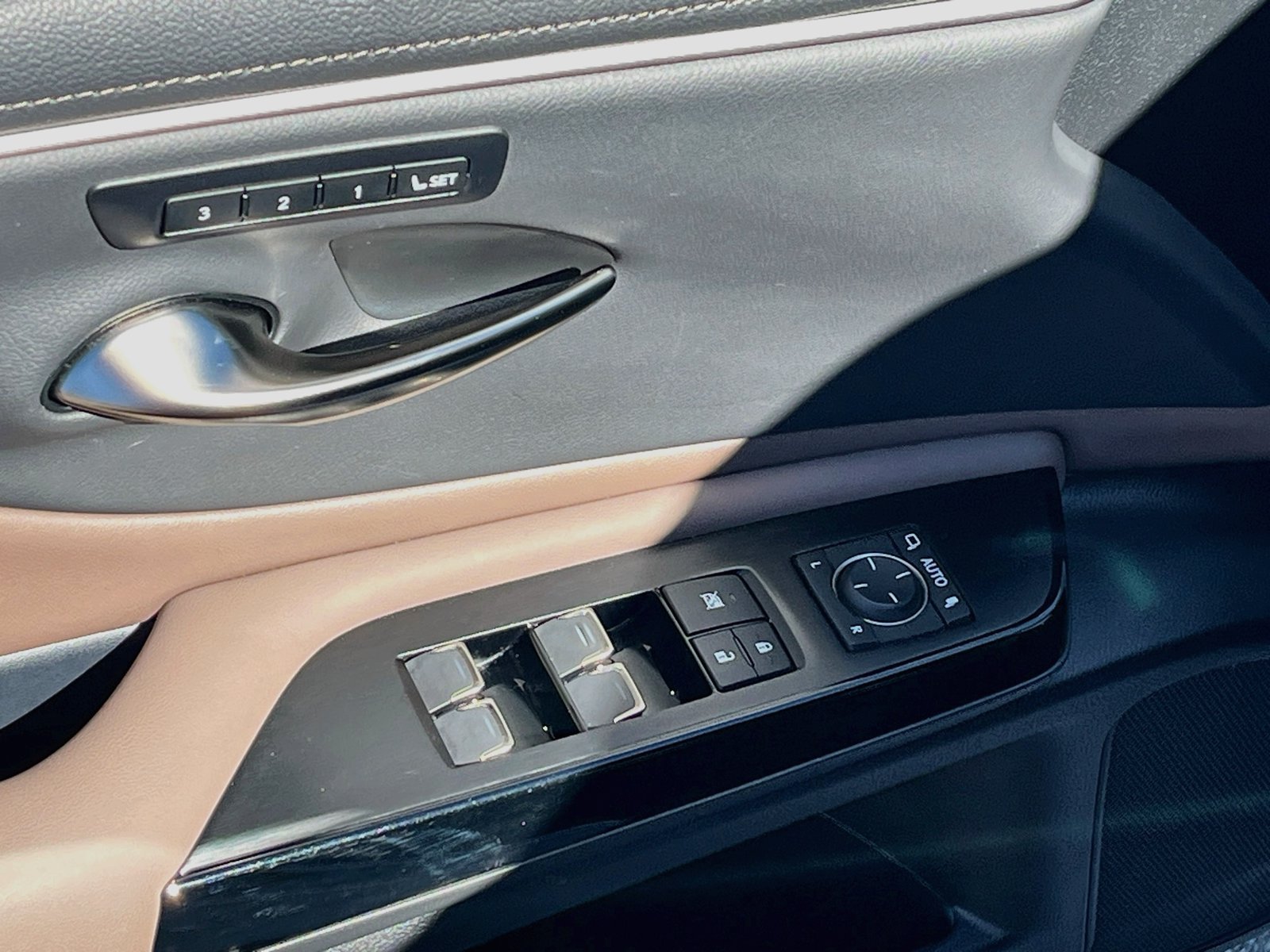 Used 2025 Lexus ES 350 w/ Premium Package FWD image 18