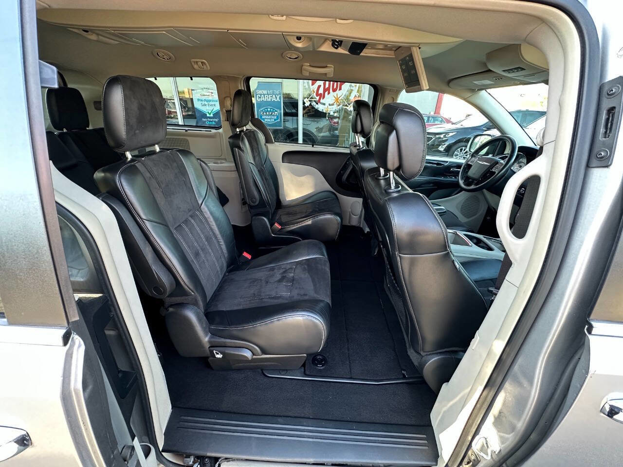 Used 2015 Chrysler Town & Country Limited image 22